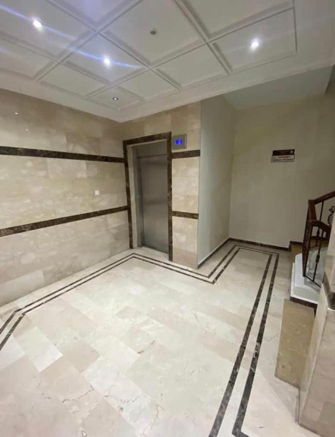 Appartement Elegant Et Climatise Au Centre Avec Terrasse - Proche Plage Et Attractions ! Tanger Exterior foto